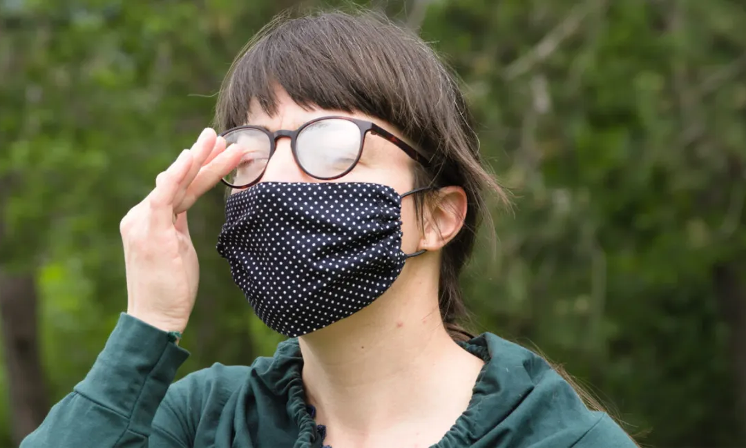 Πως να φορέσουμε γυαλιά ηλίου ή οράσεως με μάσκα